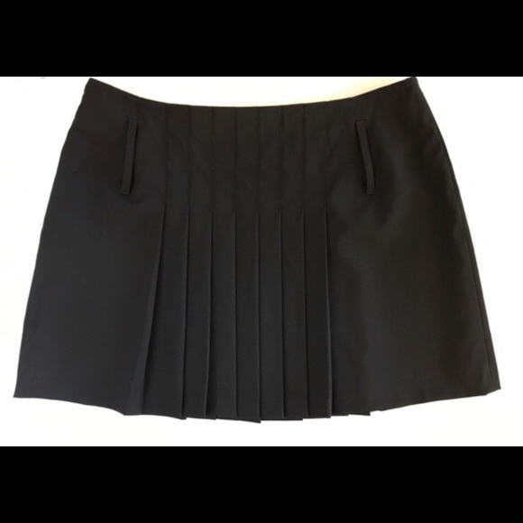 💯‼️ Authentic Burberry pleated black miniskirt. - Picture 1 of 4
